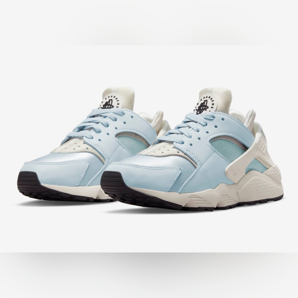 Nike Huaraches in Light Blue